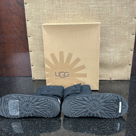 NEW UGG KIDS CARDY LATTICE BLACK BOOT - Picture 4 of 4